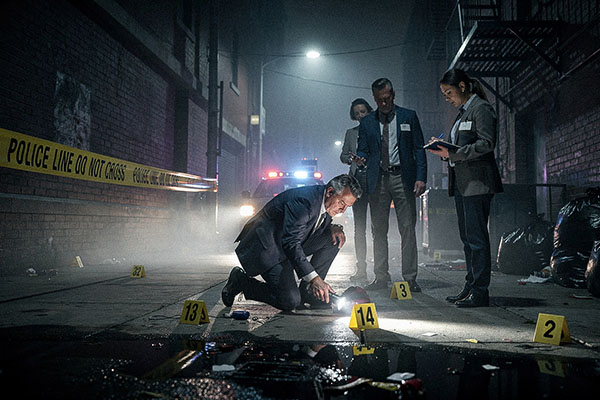 Teilnehmer des Detective of the Dead Horror Events beobachten eine mysteriöse Gestalt im dunklen Wald