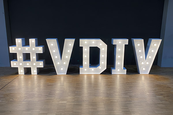 Leuchtschriftzug, Leuchtbuchstaben mieten, leuchtende Buchstaben mieten