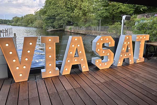 XXL Leuchtbuchstaben mieten, leuchtende Buchstaben mieten