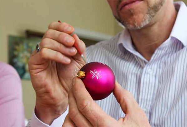 Weihnachtskugeln bemalen bei Emmerich Events, Weihnachtsfeier, Firmen-Weihnachtsfeier, Weihnachtsevent, Weihnachtsevent, Teambuilding, Firmenfeier, Firmenevent