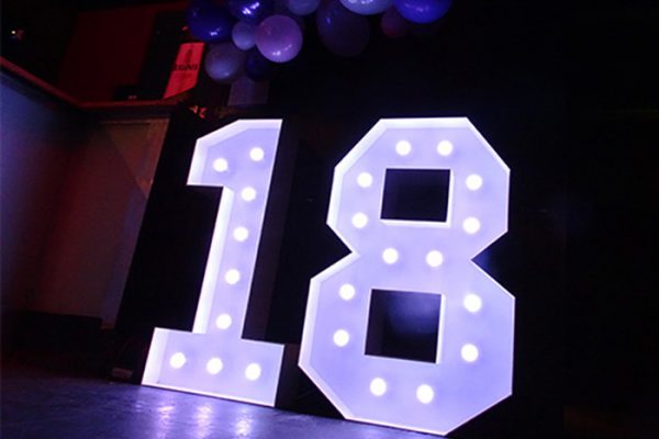 XXL Leuchtende Zahlen 18 mieten, Leuchtende LED XXL mieten, 18. Geburtstag Deko, Dekoration mieten, Geburtstagparty